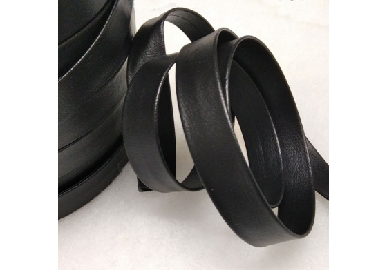 Šikmý proužek kožený 10 mm barva černá 332