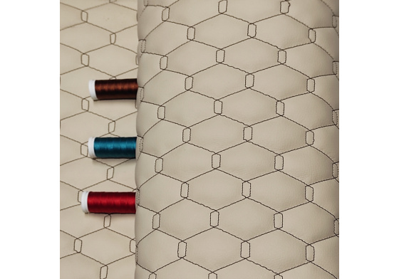 Ekokůže GEO barva béžová prošívaná hnědými nitěmi, metráž, 145 cm