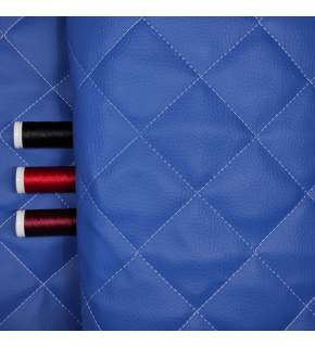 Ekokůže prošívaná 5×5 cm, modrá, bílé nitě, metráž, šíře 145 cm Ekokůže prošívaná 5×5 cm, modrá, bílé nitě, metráž, šíře 145 cm