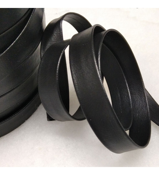 Šikmý proužek kožený 15 mm barva černá 332