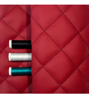 Ekokůže prošívaná 5×5 cm, červená, černé nitě, metráž, šíře 145 cm