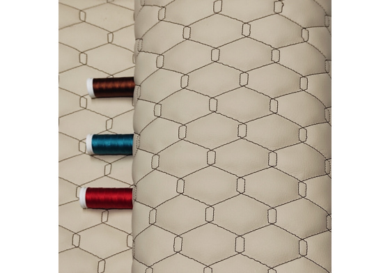 Ekokůže GEO barva béžová prošívaná hnědými nitěmi 1,45 m x 0,2 m